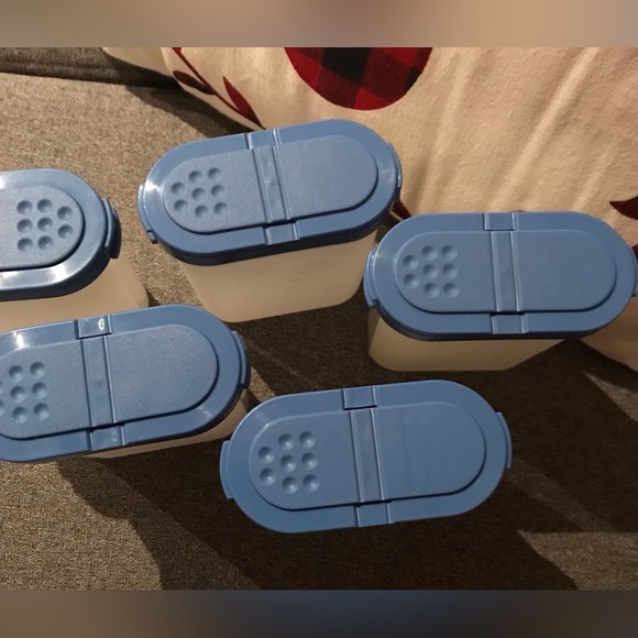 Vintage Lot of Tupperware 5 Blue Modular Mates Spice Shakers - Picture 3 of 4